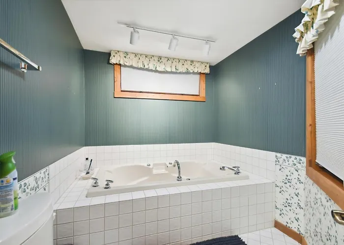 Hébergement de vacances Getaway W/ Hot Tub, Theater & More! *