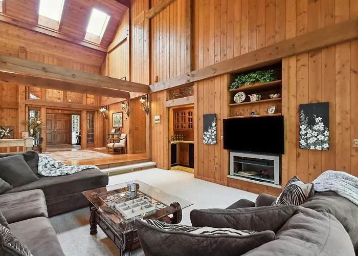 Hébergement de vacances Getaway W/ Hot Tub, Theater & More!